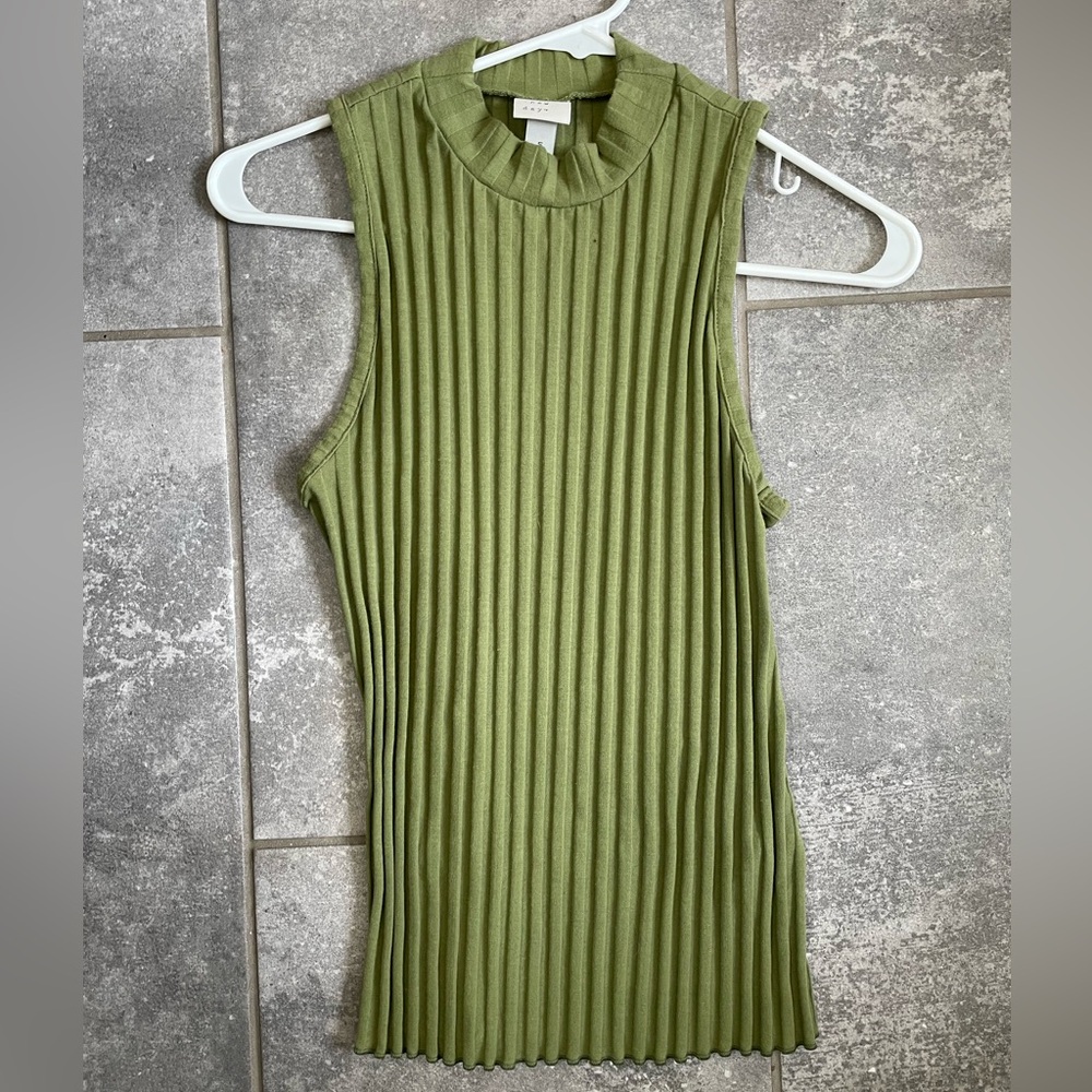 Green high neck tank